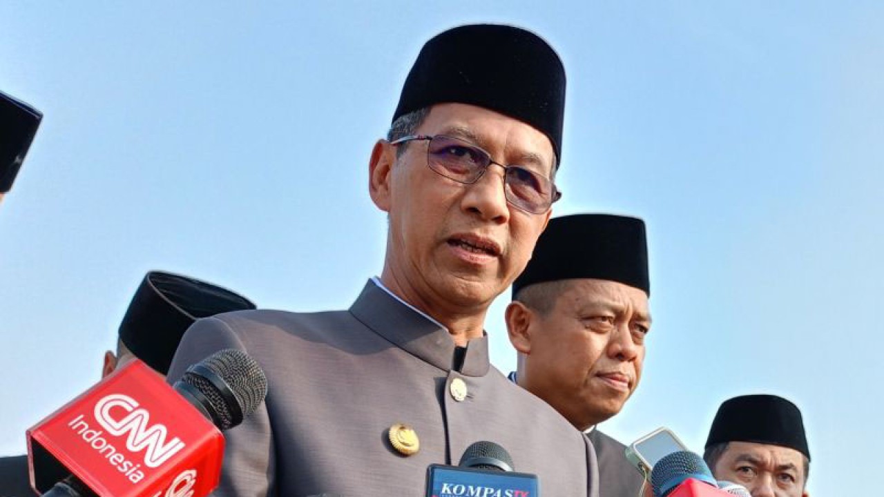 Penjabat (Pj) Gubernur DKI Jakarta Heru Budi Hartono memimpin upacara peringatan Hari Ulang Tahun (HUT) ke-496 DKI Jakarta di kawasan Monumen Nasional (Monas), Jakarta Pusat, Kamis (22/6/2023). ANTARA/Siti Nurhaliza