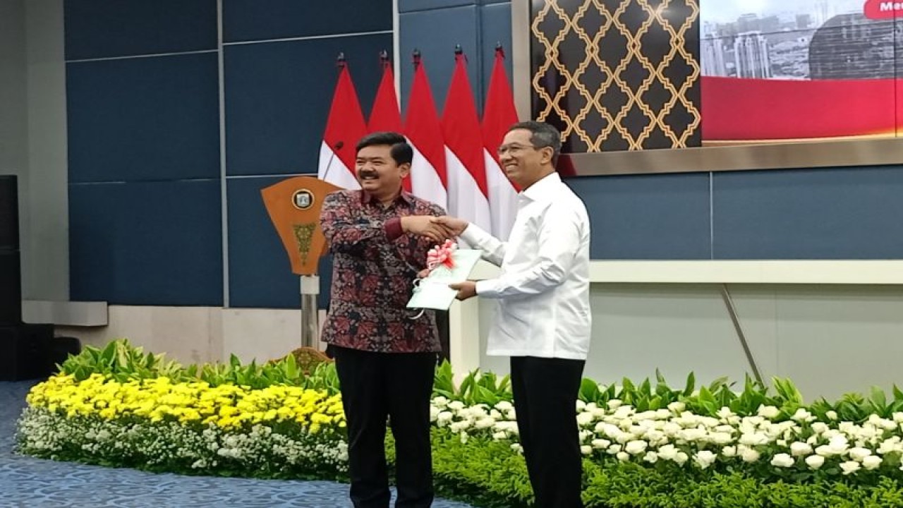 Penyerahan sertifikat dari Kementerian Agraria dan Tata Ruang/Badan Pertanahan Nasional (ATR/BPN) yang dilakukan langsung Menteri ATR/Kepala BPN Hadi Tjahjanto sebanyak 1.086 sertifikat kepada Pemprov DKI Jakarta di Balai Kota DKI, Jakarta Pusat, Senin (26/6/2023). ANTARA/Siti Nurhaliza