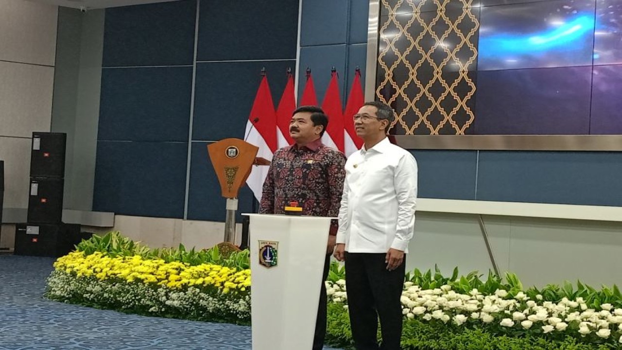 Penyerahan sertifikat dari Kementerian Agraria dan Tata Ruang/Badan Pertanahan Nasional (ATR/BPN) yang dilakukan langsung Menteri ATR/Kepala BPN Hadi Tjahjanto sebanyak 1.086 sertifikat kepada Pemprov DKI Jakarta di Balai Kota DKI, Jakarta Pusat, Senin (26/6/2023). (ANTARA/Siti Nurhaliza)