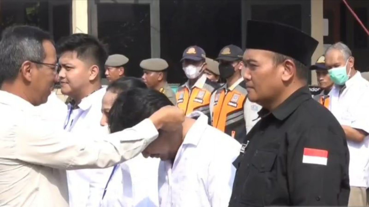 Penjabat Gubernur DKI Jakarta Heru Budi Hartono saat melepas 709 petugas kesehatan hewan kurban di Rumah Pemotongan Hewan (RPH) Perumda Dharma Jaya, Penggilingan, Cakung, Jakarta Timur, Selasa (27/6/2023). ANTARA/Syaiful Hakim