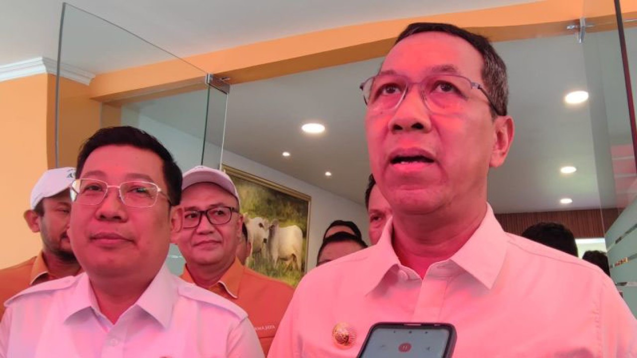 Penjabat Gubernur DKI Jakarta Heru Budi Hartono saat memberikan keterangan pers usai melepas petugas pemeriksa kesehatan hewan dan daging kurban di Rumah Pemotongan Hewan (RPH) Perumda Dharma Jaya, Penggilingan, Cakung, Jakarta Timur, Selasa (27/6/2023). ANTARA/Syaiful Hakim