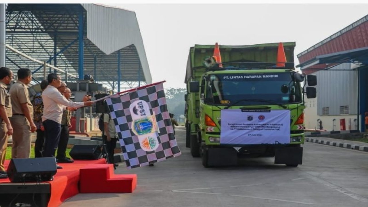 Penjabat (Pj) Gubernur DKI Jakarta Heru Budi Hartono saat melepas 20 truk yang membawa hasil Refuse-Derived Fuel (RDF) di Tempat Pengolahan Sampah Terpadu (TPST) Bantargebang, Bekasi, Jawa Barat, Selasa (27/6/2023). ANTARA/HO-PPID DKI Jakarta