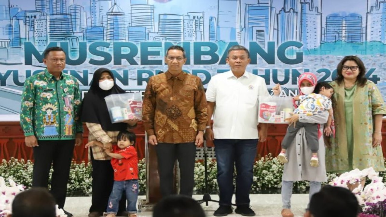Penjabat Gubernur DKI Jakarta Heru Budi Hartono (batik coklat) menjadi orangtua asuh anak terduga stunting berusia tiga tahun sembilan bulan di Gandaria Utara, Jakarta Selatan, Minggu (16/3/2023). ANTARA/HO-Kelurahan Gandaria Utara