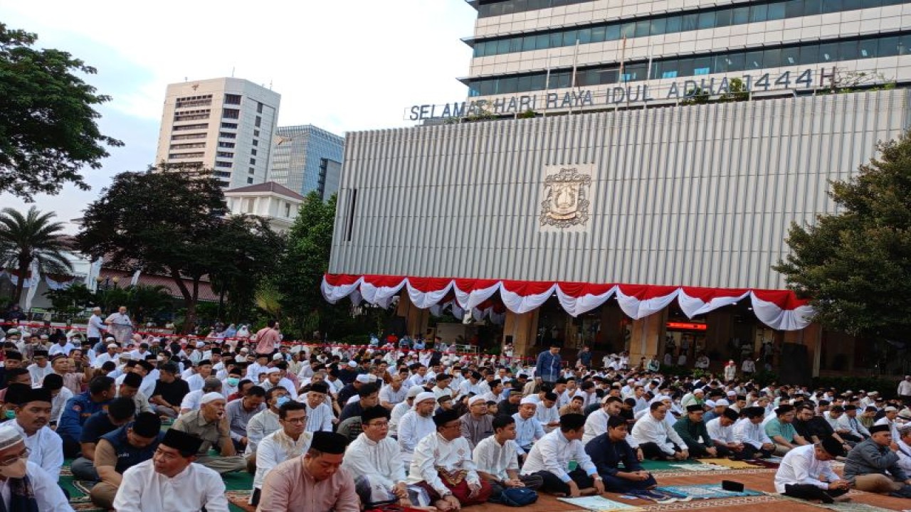 Penjabat (Pj) Gubernur DKI Jakarta Heru Budi Hartono bersama sekitar seratus jamaah melaksanakan shalat Idul Adha 1444 Hijriah di halaman Balai Kota DKI, Jakarta Pusat, Kamis (29/6/2023). ANTARA/Siti Nurhaliza