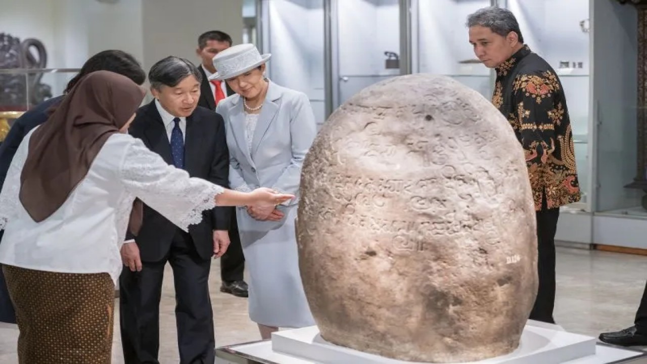 Dirjen Kebudayaan Kemendikbudristek Hilmar Farid (kanan berbatik) mendampingi Kaisar Jepang Hironomiya Naruhito bersama Permaisuri Masako melihat Prasasti Tugu di Museum Nasional, Jakarta, Selasa (20/6/2023). ANTARA/HO-Kemendikbudristek