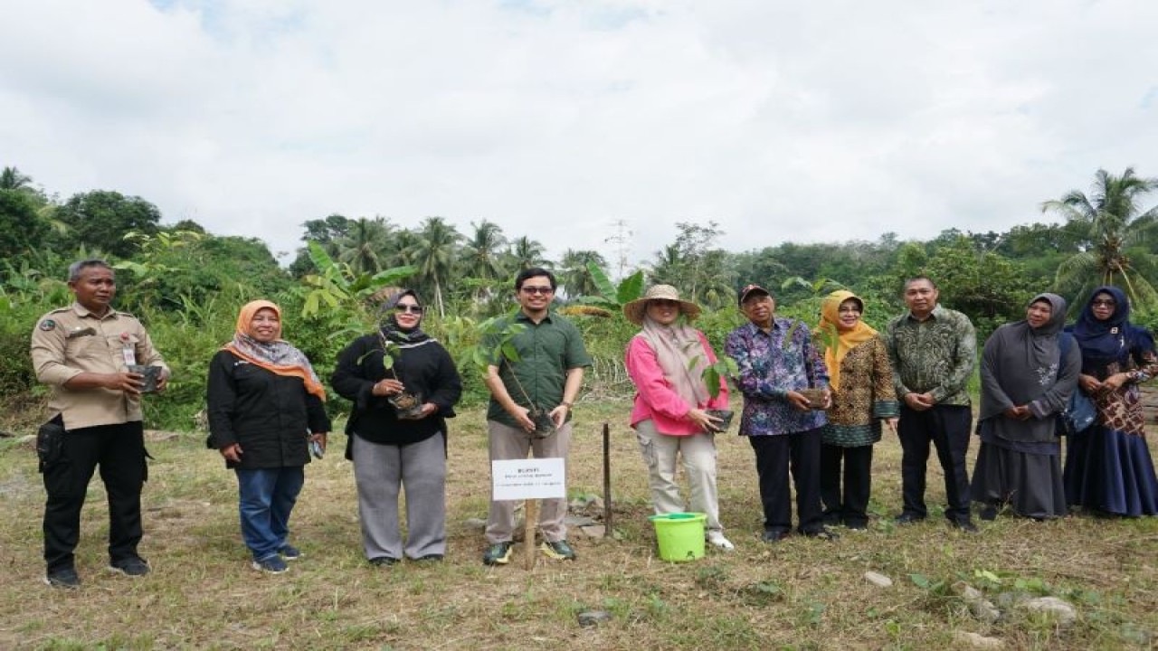 Bupati Hulu Sungai Tengah (HST) Aulia Oktafiandi (keempat kiri) saat melaksanakan penanaman Pohon Mahoni bersama dengan lembaga terkait di tempat wisata Manggasang, Kecamatan Hantakan, Kabupaten Hulu Sungai Tengah, Kalimantan Selatan. (ANTARA/HO-Pemkab HST)