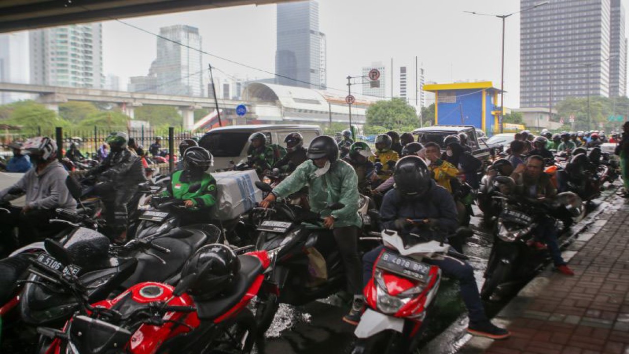 Arsip foto - Sejumlah pengendara berteduh di bawah jalan layang saat hujan di Jalan Galunggung, Jakarta, Kamis (4/5/2023). ANTARA FOTO/Fauzan/foc
