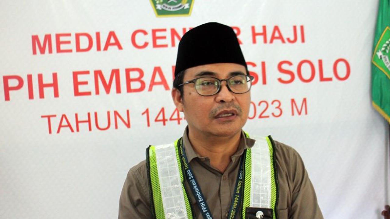 Humas Embarkasi Solo Gentur Rama Indriyadi di Asrama Haji Donohudan Boyolali. ANTARA/Bambang Dwi Marwoto.