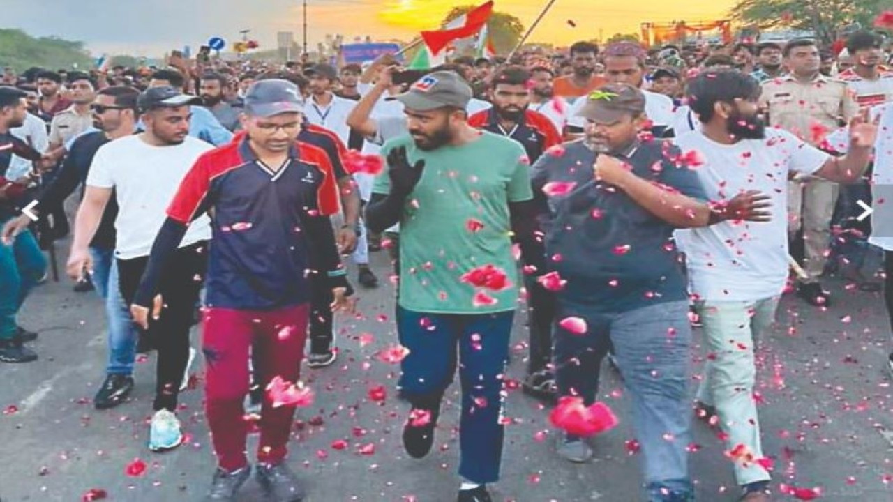 Pria asal India bernama Shihabudeen Sayid Alawi (kaos hijau) memenuhi impian seumur hidup berjalan kaki dari kampung halamannya di Kerala, India, ke Makkah, sejauh 8.640 kilometer, demi menunaikan ibadah haji. (Arab News)