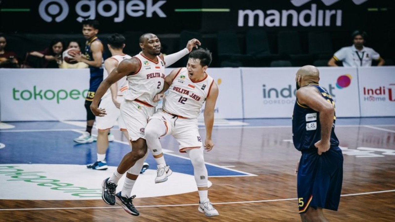 Roster Pelita Jaya Bakrie Jakarta Domique Sutton (kiri) dan Reggie Mononimbar (kanan) bereaksi dalam pertandingan IBL Seri Ketujuh melawan Elang Pacific Caesar Surabaya di C-Tra Arena, Bandung, Kamis (8/6/2023). (ANTARA/HO-IBL)