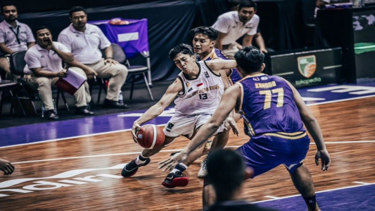 Roster Bima Perkasa Jogja Victory Emilio Lobbu beraksi dalam pertandingan IBL Seri Bandung melawan Satya Wacana Salatiga di C-Tra Arena, Kamis (8/6/2023). (ANTARA/HO-IBL)