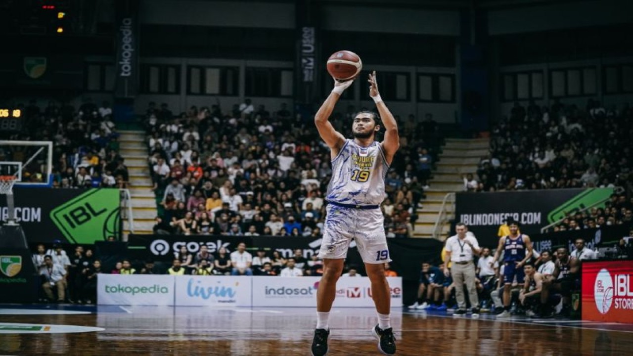 Roster Prawira Harum Bandung M. Reza Fahdani Guntara beraksi selama pertandingan melawan Pelita Jaya Bakrie Jakarta dalam IBL Seri Ketujuh di C-Tra Arena Bandung, Minggu (11/6/2023). (ANTARA/HO-IBL)