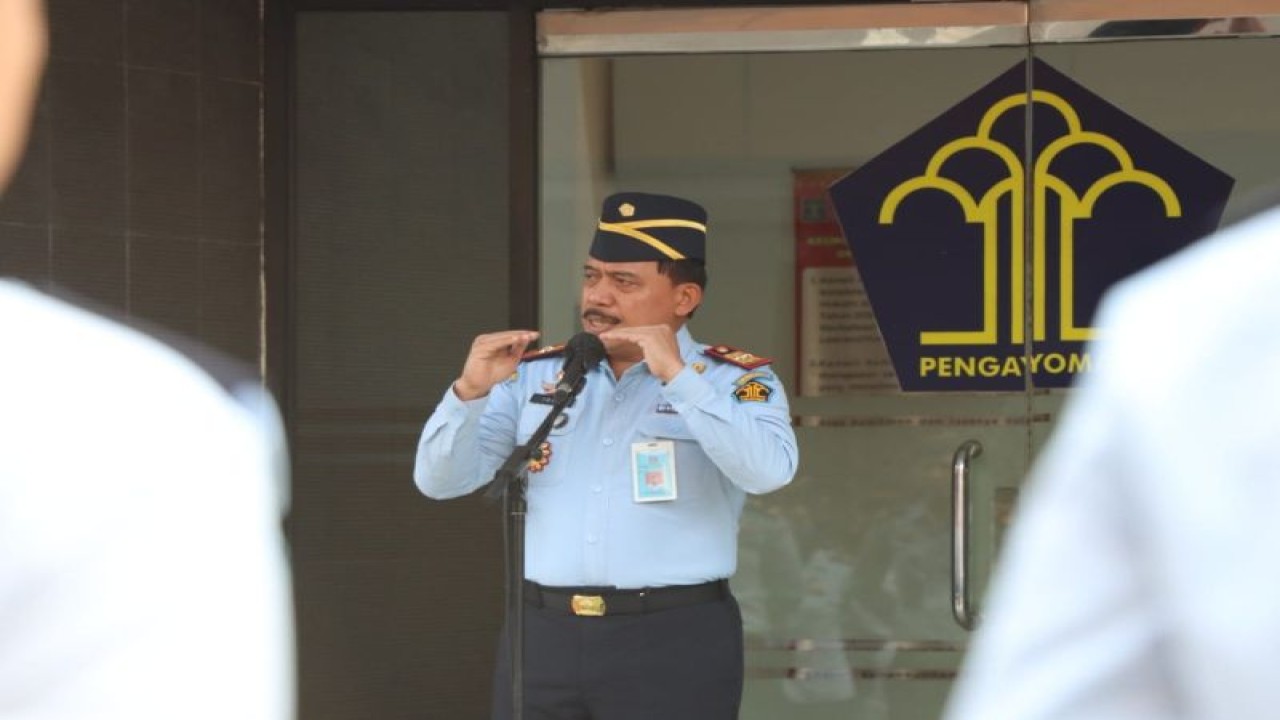 Kepala Kantor Wilayah (Kakanwil) Kementerian Hukum dan HAM (Kemenkumham) DKI Jakarta Ibnu Chuldun saat memberikan pengarahan saat Apel di Kantor Kemenkumham DKI Jakarta, Cawang, Jakarta Timur, Senin (12/6/2023). ANTARA/HO-Kanwil Kemenkumham DKI Jakarta