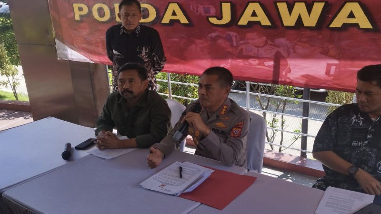 Kabidhumas Polda Jawa Barat Kombes Pol. Ibrahim Tompo bersama Direktur Reserse Kriminal Umum Kombes Pol Yani Sudarto di Polda Jawa Barat, Kota Bandung, Jawa Barat, Jumat (9/6/2023). (ANTARA/Bagus Ahmad Rizaldi)
