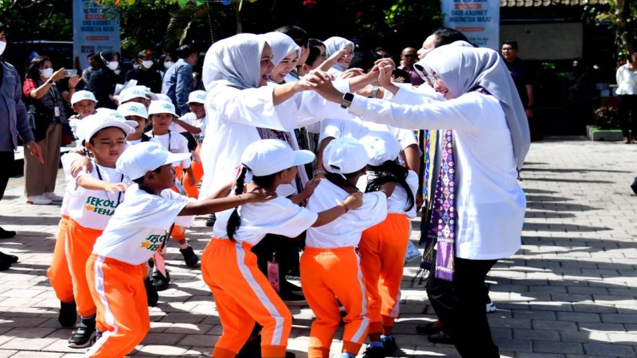 Ibu Negara Iriana Joko Widodo beserta anggota OASE KIM bermain permainan tradisional ular tangga dengan anak sekolah di Bali, Jumat (9/6/2023). ANTARA/HO-Biro Pers Sekretariat Presiden