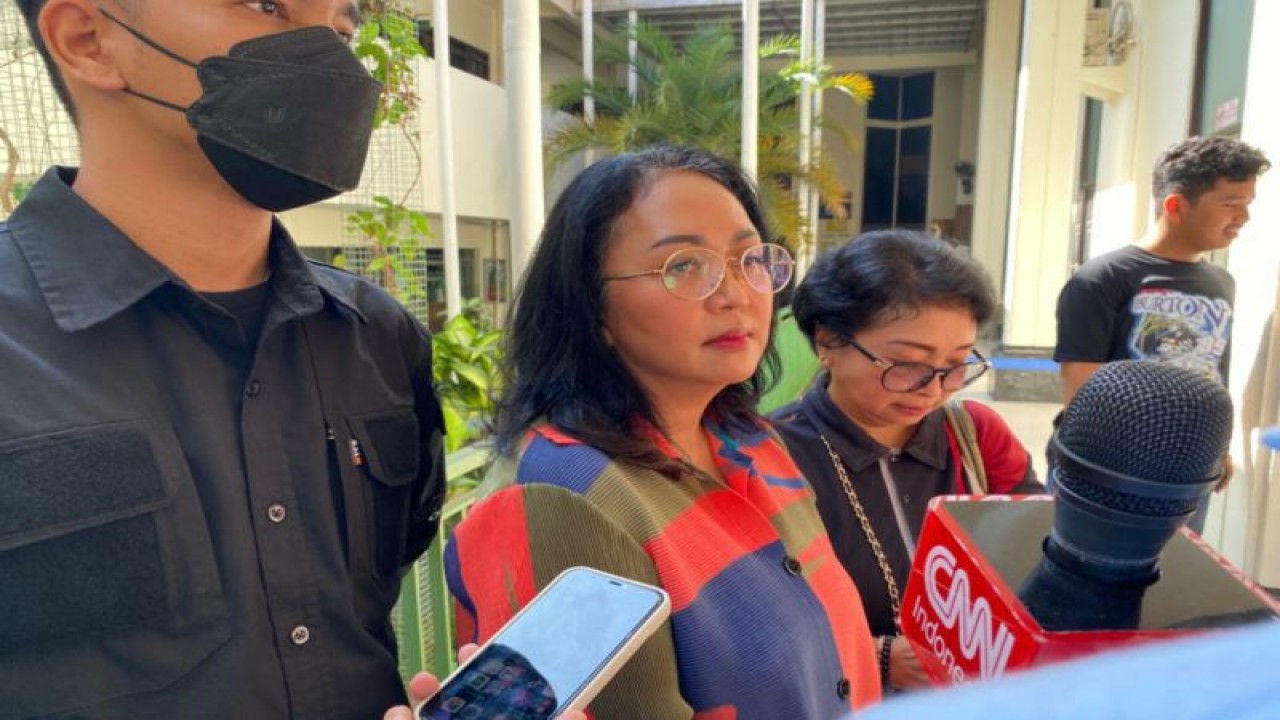Ibunda Anastasia Pretya Amanda (APA), Opy Dewi mendatangi Pengadilan Negeri Jakarta Selatan, Jakarta, Selasa (20/6/2023). ANTARA/Luthfia Miranda Putri