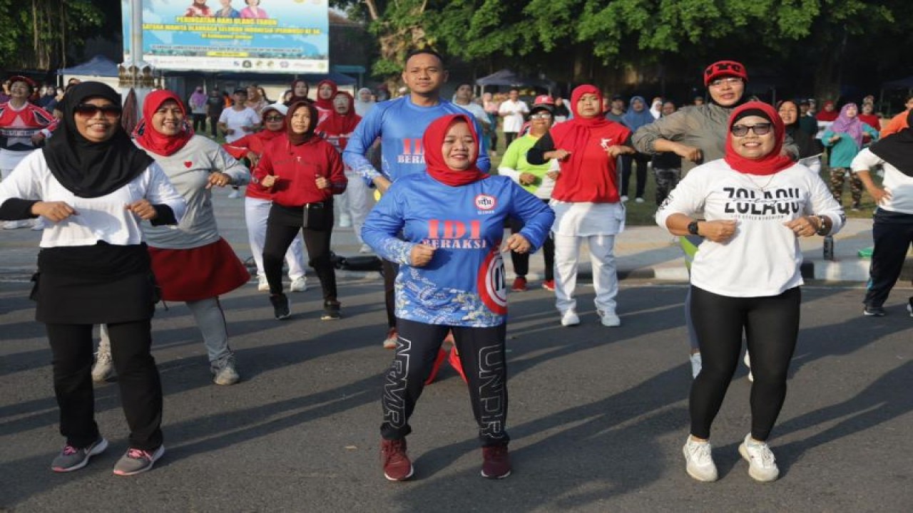 Bupati Sleman Kustini Sri Purnomo saat mengikuti senam massal dalam rangka peringatan HUT ke 115 IDI tingkat Kabupaten Sleman di Lapangan Pemda Sleman, Jumat (16/6). ANTARA/HO-Bagian Prokopim Setda Sleman