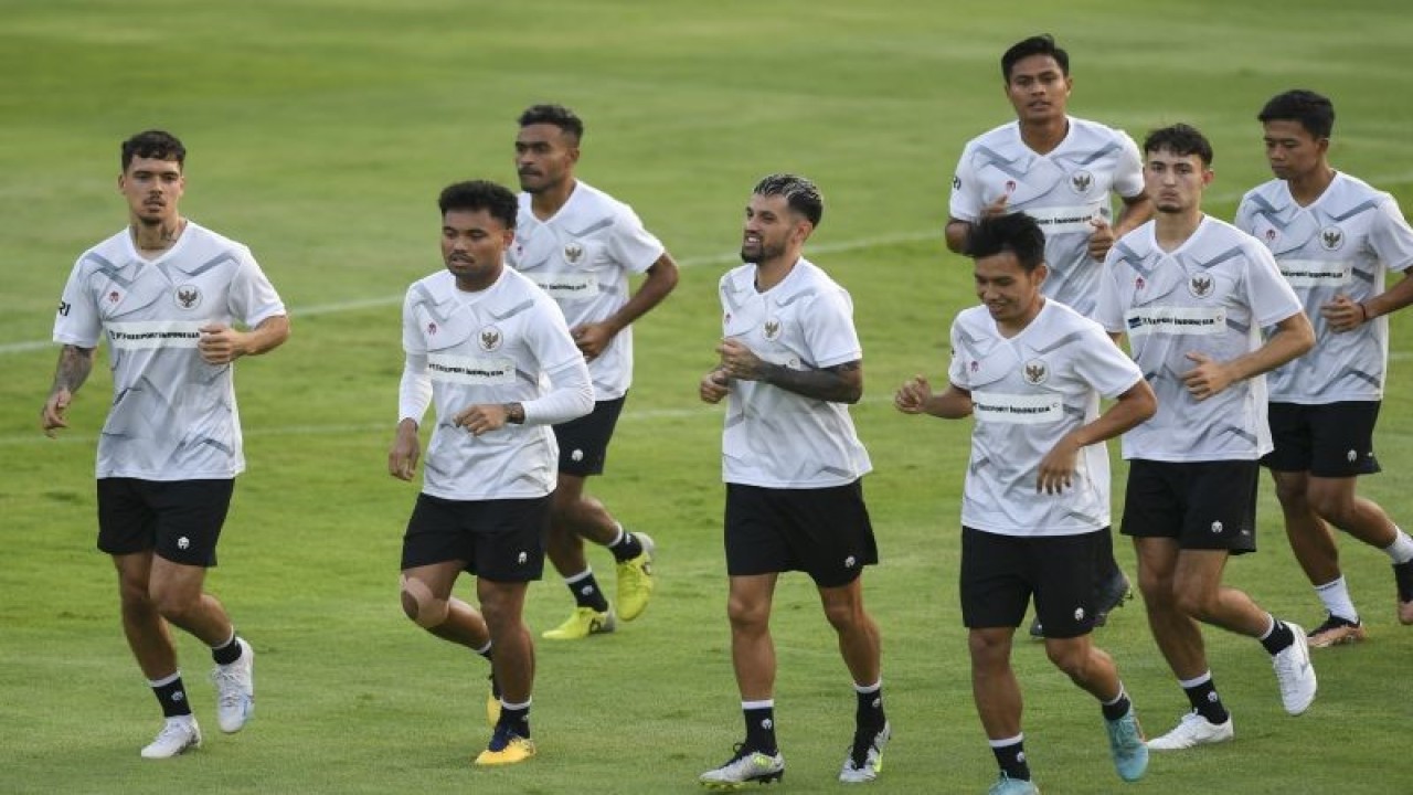 Sejumlah pemain timnas Indonesia mengikuti sesi latihan di Lapangan A Gelora Bung Karno, Jakarta, Kamis (15/6/2023). ANTARA FOTO/Hafidz Mubarak A/rwa