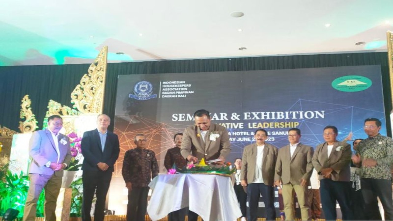 Ketua Badan Pimpinan Daerah Indonesian Housekeepers Association (IHKA) memotong tumpeng dalam Seminar dan Pameran Innovative Leadership yang sekaligus dirangkaikan dengan HUT ke-26 IHKA Bali di Denpasar, Jumat (23/6/2023). ANTARA/Ni Luh Rhismawati.