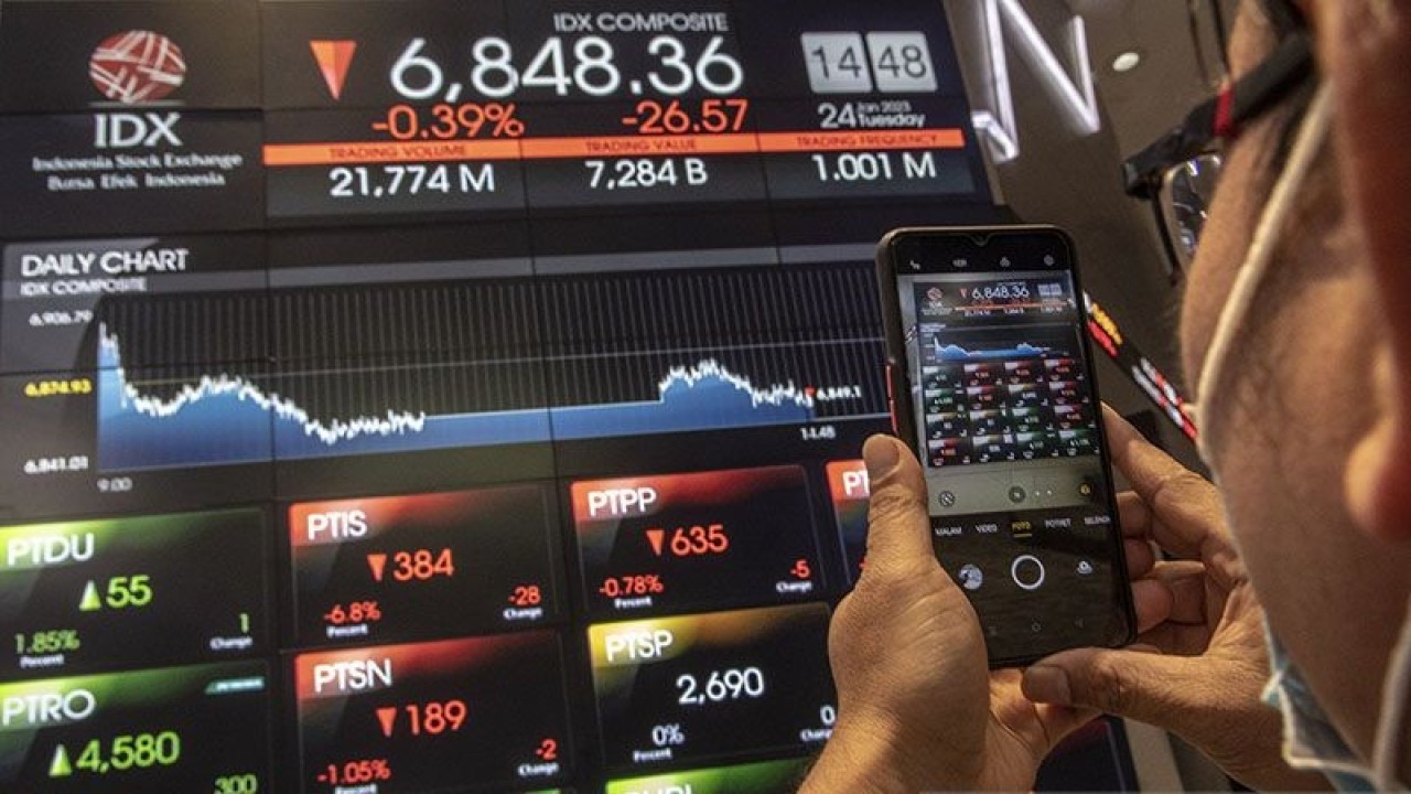 Arsip foto - Karyawan mengambil gambar menggunakan ponselnya layar yang menunjukkan pergerakan Indeks Harga Saham Gabungan (IHSG) di Bursa Efek Indonesia, Jakarta, Selasa (24/1/2023). ANTARA FOTO/Muhammad Adimaja/aww. (ANTARA FOTO/MUHAMMAD ADIMAJA)
