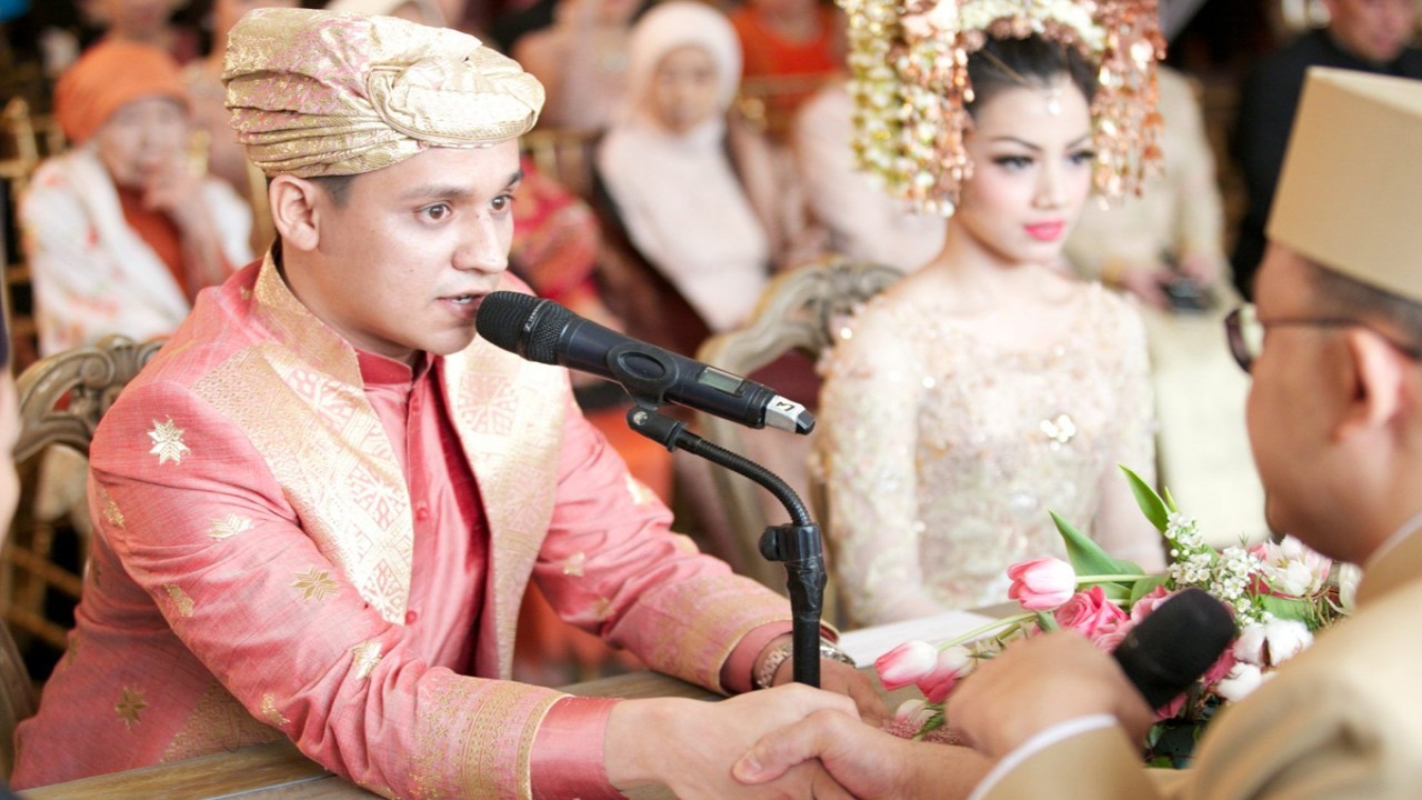 Ilustrasi, sepasang pengantin tengah melakukan ijab qobul. (thebridedept.com)