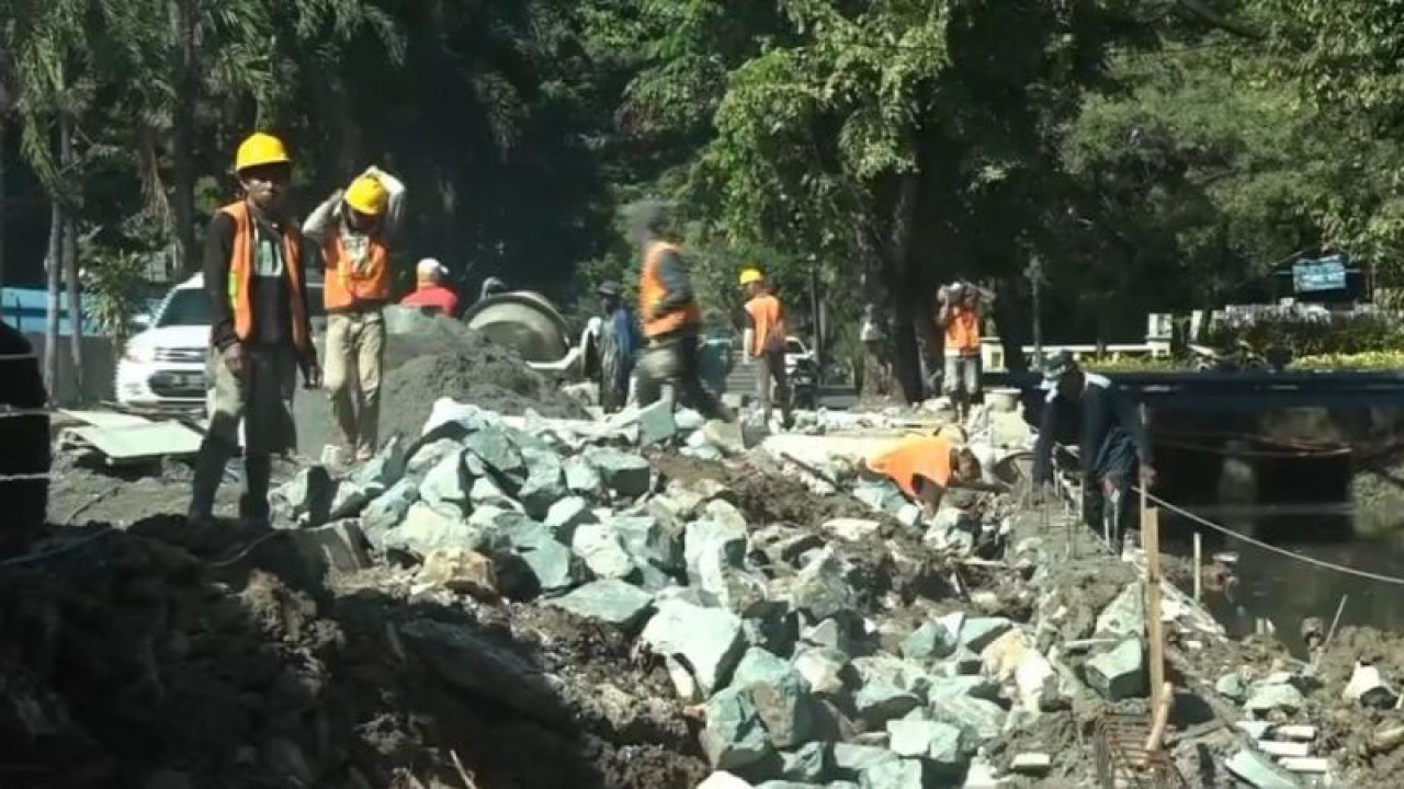 Petugas tengah bekerja dalam pembangunan turap Kali IKIP di Jalan Pulomas Selatan, Kelurahan Kayu Putih, Kecamatan Pulogadung, Jakarta Timur, Selasa (20/6/2023). ANTARA/Syaiful Hakim