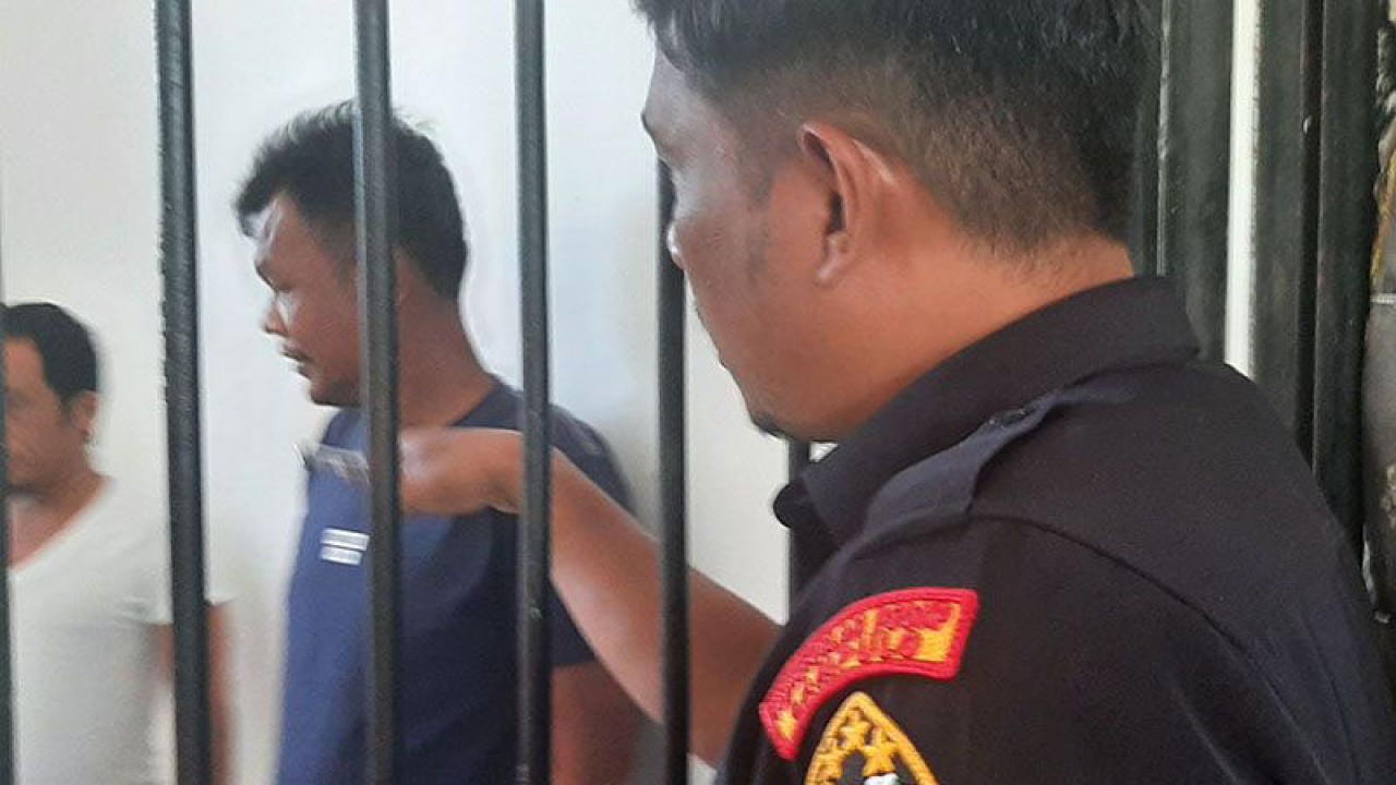 Petugas memeriksa tersangka penangkapan ikan ilegal dalam tahanan di PSDKP Lampulo, Banda Aceh, Selasa (13/6/2023). ANTARA/M Haris SA