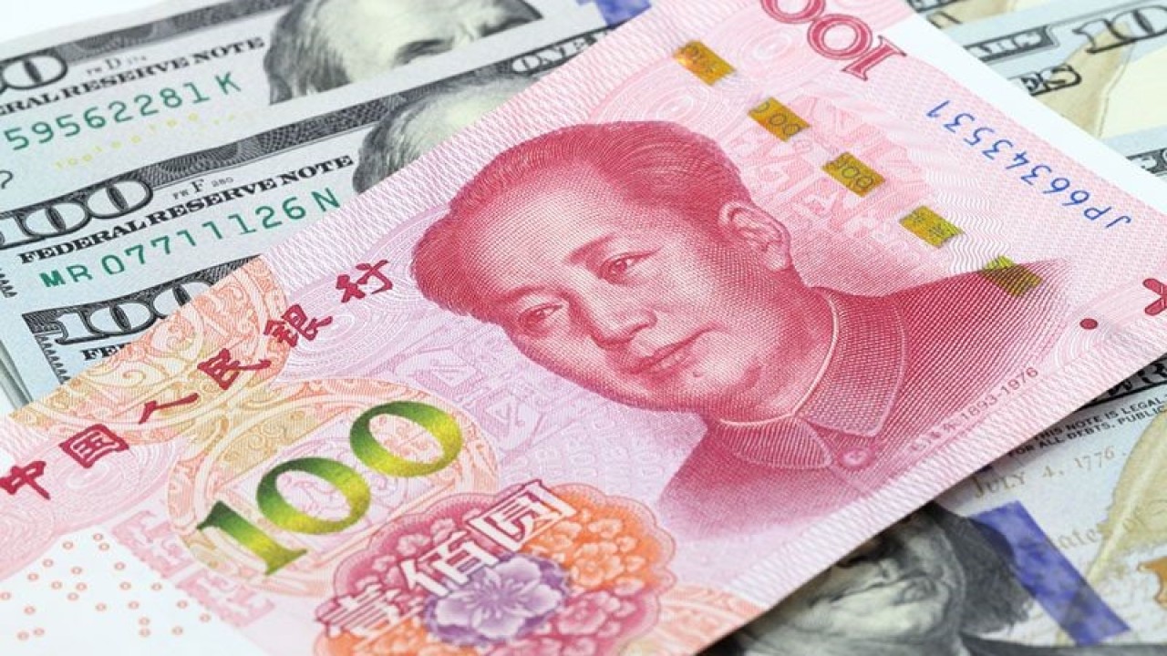 Ilustrasi - 100 yuan China di atas uang dolar AS. ANTARA/Shutterstock/pri.