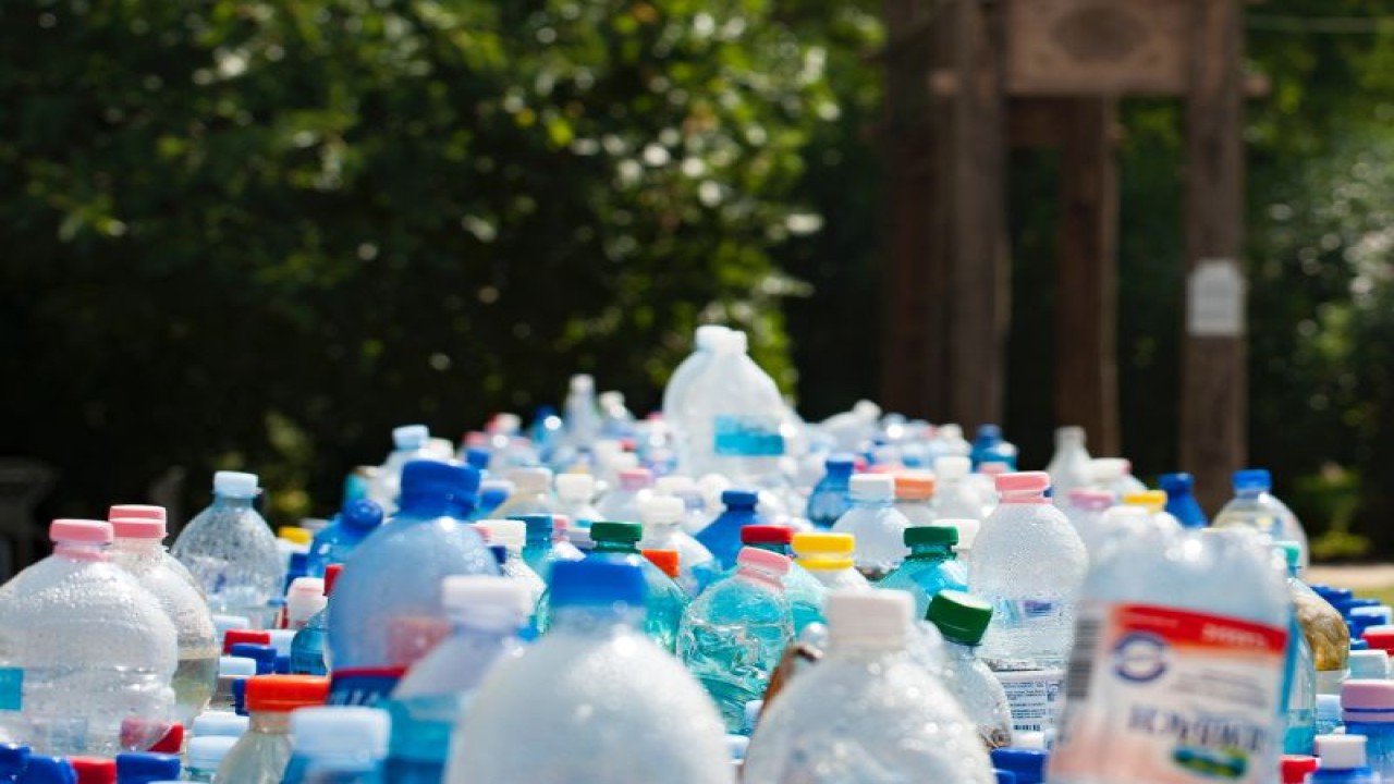 Ilustrasi botol plastik (Pexels/Mali Maeder)