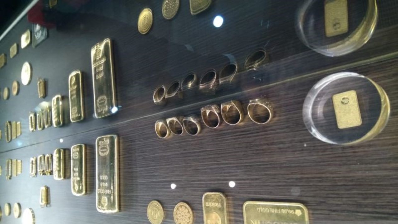 Ilustrasi emas batang yang diperjualbelikan PT Antam di Makassar. Antara/ Suriani Mappong