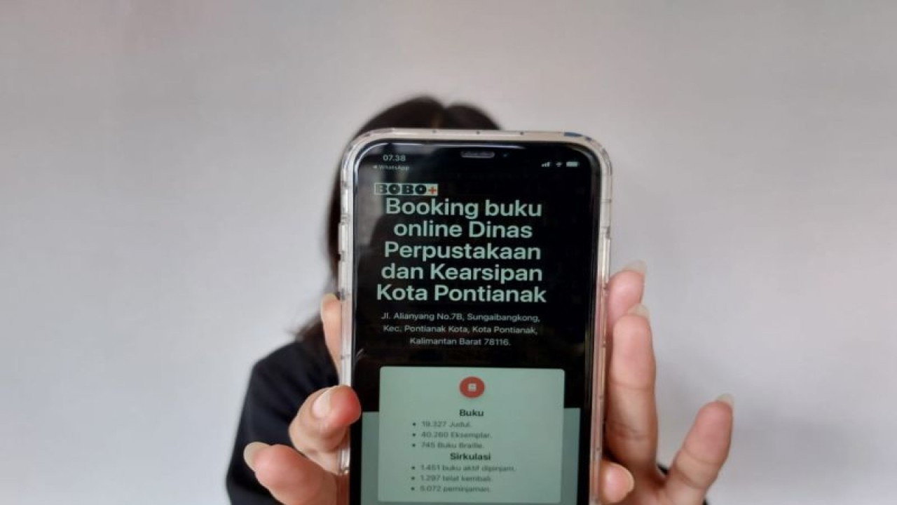 Ilustrasi. Masyarakat menunjukan layanan booking buku online (ANTARA/Prokopim PTK)