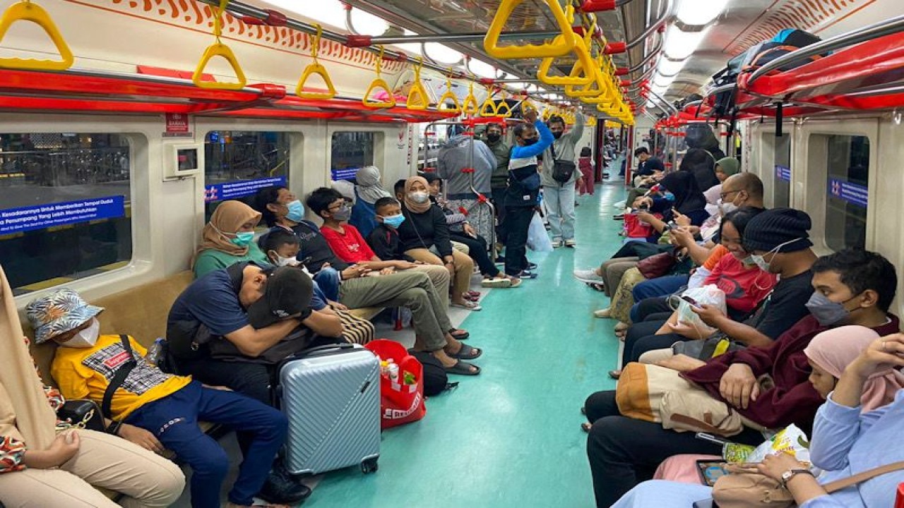 Ilustrasi - Penumpang KRL Yogyakarta-Solo saat hari kedua (H2) Lebaran, Minggu (23/4/2023) (ANTARA/HO-KAI Commuter)