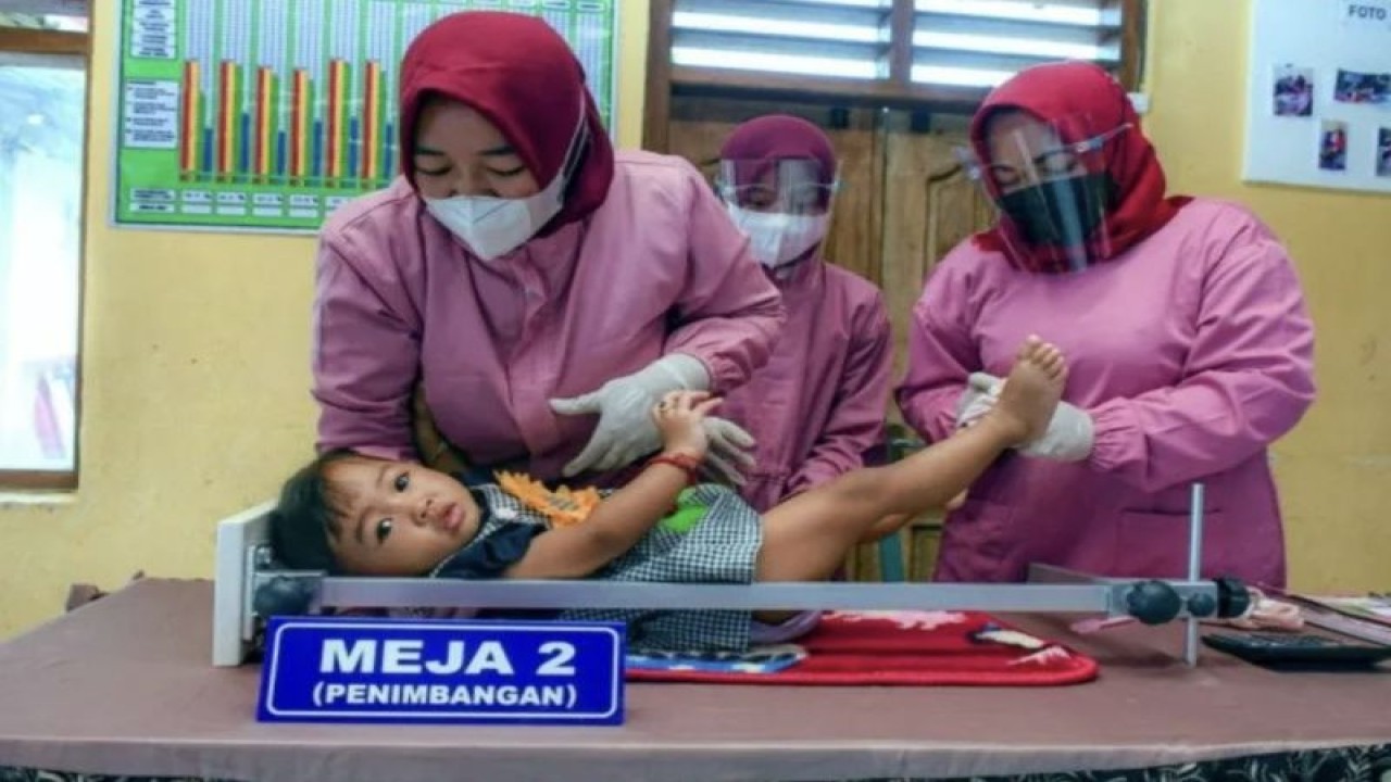 Ilustrasi - Petugas posyandu memeriksa bobot tubuh anak menggunakan alat antropometri berstandar. (ANTARA/HO-Kemenkes).
