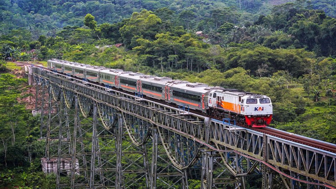 Ilustrasi - Rangkaian kereta api melintas di atas jembatan. ANTARA/HO-KAI
