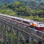 Ilustrasi - Rangkaian kereta api melintas di atas jembatan. ANTARA/HO-KAI-1686645635