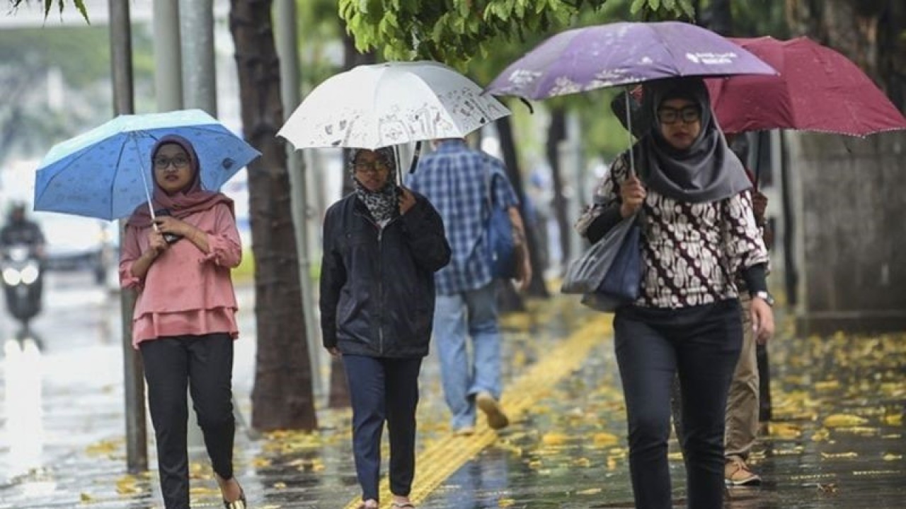 Ilustrasi - Warga menggunakan payung saat hujan di kawasan Semanggi Jakarta. (ANTARA FOTO/Nova Wahyudi/aww/aa)