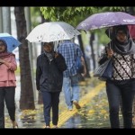 Ilustrasi - Warga menggunakan payung saat hujan di kawasan Semanggi Jakarta. (ANTARA FOTO/Nova Wahyudi/aww/aa)-1687502802