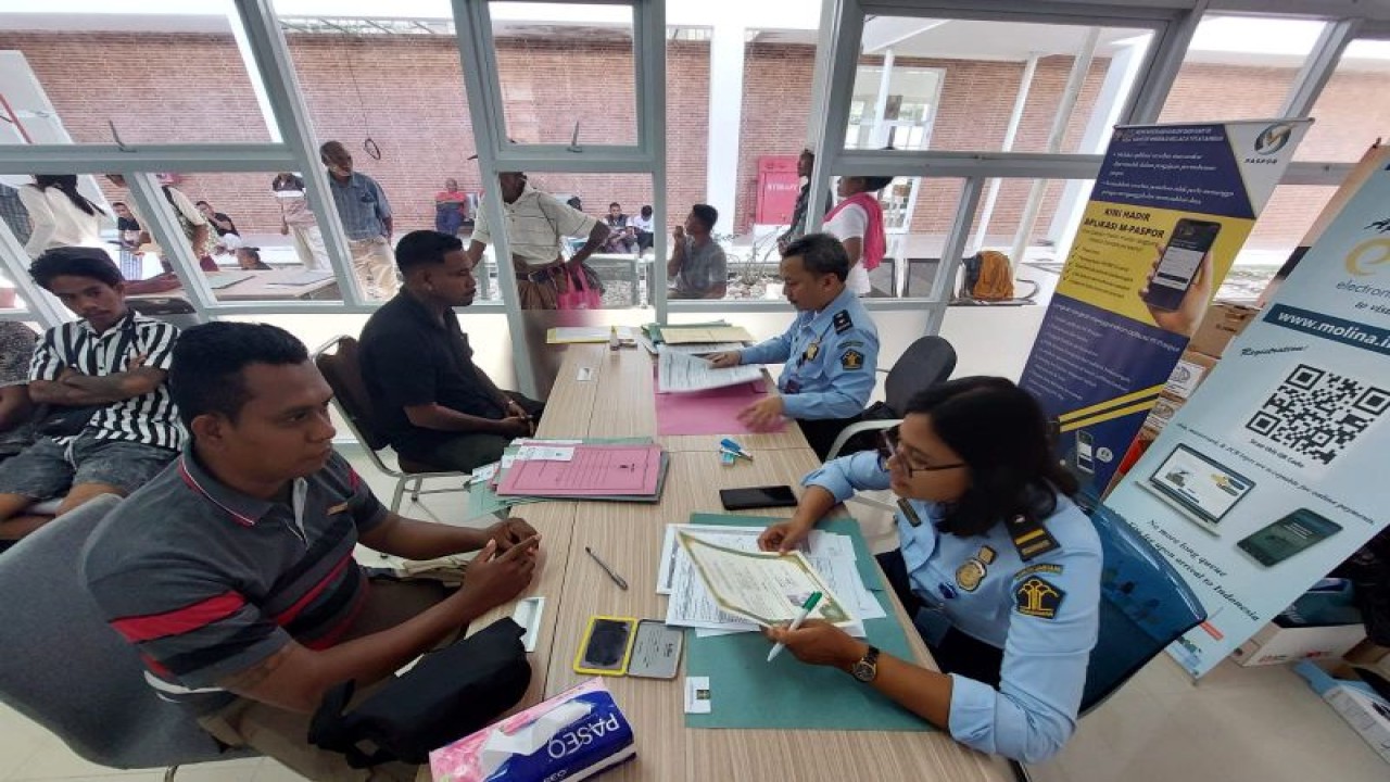 Ilustrasi petugas Kantor Imigrasi Atambua melayani permohonan paspor dari warga dalam kegiatan Program Eazy Passport di PLBN Motamasin, Kabupaten Malaka, NTT, yang berlangsung selama 6-7 Juni 2023. ANTARA/HO-Kantor Imigrasi Kelas II TPI Atambua