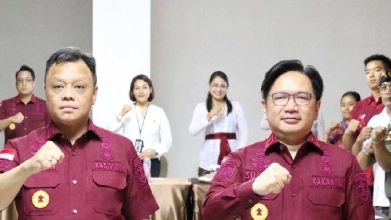 Arsip foto - Kepala Kantor Imigrasi Ngurah Rai Bali Sugito (kanan) bersama Kepala Divisi Keimigrasian Kanwil Kemenkumham Bali Baron Ichsan di sela rapat pengawasan orang asing di Denpasar, Bali, Senin (22/5/2023). ANTARA/HO-Kemenkumham Bali