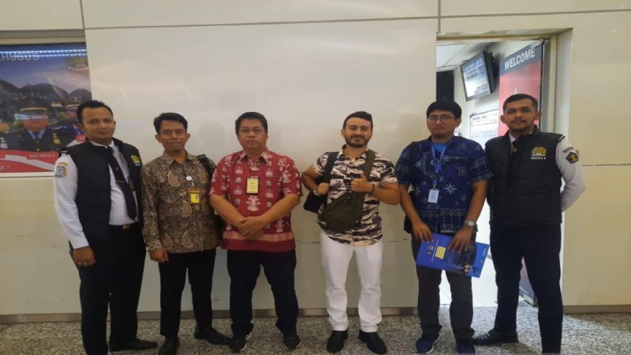 Imigrasi Ngurah Rai mendeportasi WNA asal Kanada (ketiga kanan) karena mengamuk, melalui Bandara Internasional I Gusti Ngurah Rai, Bali, Selasa (13/6/2023). ANTARA/HO-Imigrasi Ngurah Rai.