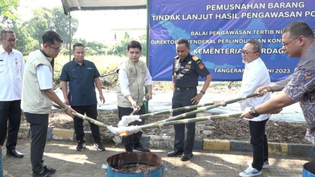 Menteri Perdagangan Zulkifli Hasan memimpin pemusnahan barang impor yang tidak sesuai ketentuan senilai Rp13,31 miliar di Kota Tangerang, Banten, Jumat (9/6/2023). (ANTARA/Maria Cicilia Galuh)