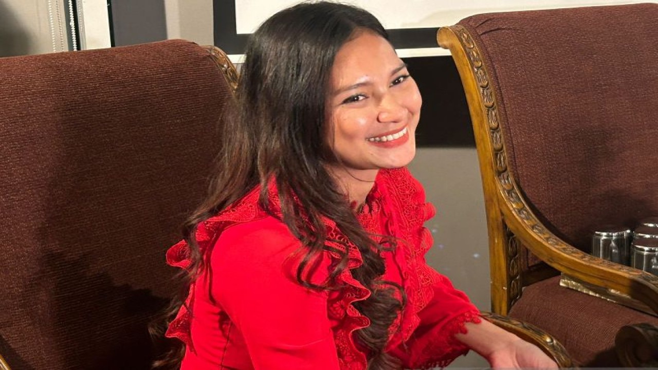 Aktris Indah Permatasari membagikan cerita kesibukannya sebagai seorang ibu dalam acara konferensi pers film "Si Manis Jembatan Ancol 2" di Jakarta, Kamis. (ANTARA/Vinny Shoffa Salma)