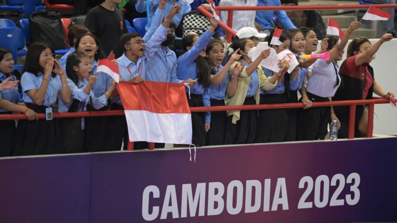 Sejumlah suporter memberikan dukungan ketika pertandingan tim bola voli Indonesia melawan Thailand pada final voli duduk putra ASEAN Para Games 2023 di Morodok Techo National Stadium, Phnom Penh, Kamboja, Kamis (8/6/2023). ANTARA FOTO/Zabur Karuru/nym