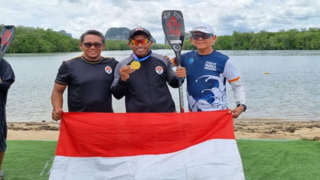 Atlet dayung stand up paddle (SUP) Indonesia Septenandow Horomati (tengah) meraih medali emas dalam Kejuaraan Asia Dayung Kano Laut 2023 di Phang Nga, Thailand, 15-18 Juni 2023. (ANTARA/HO-PODSI)