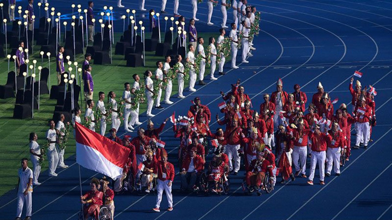 Defile Kontingen Indonesia saat pembukaan ASEAN Para Games 2023 di Morodok Techo National Stadium, Phnom Penh, Kamboja, Sabtu (3/6/2023). Indonesia menurunkan 268 atlet untuk berlaga di 12 cabang olahraga pada ajang ASEAN Para Games 2023 Kamboja. ANTARA FOTO/Zabur Karuru/rwa/pri.