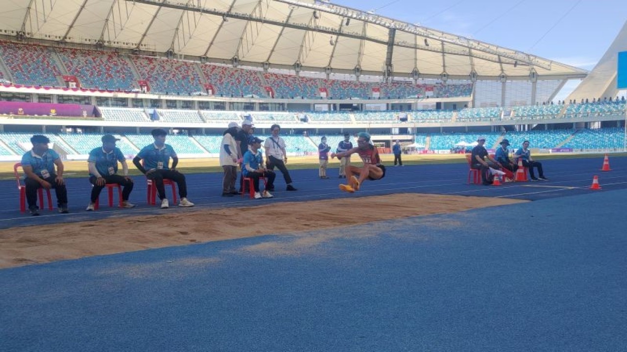 Atlet para-atletik Figo Saputra saat melakukan lompat jauh di Morodok Tekno Stadium, Phonm Phen pada Minggu 04 Juni 2023. (ANTARA/Hendri Sukma Indrawan)