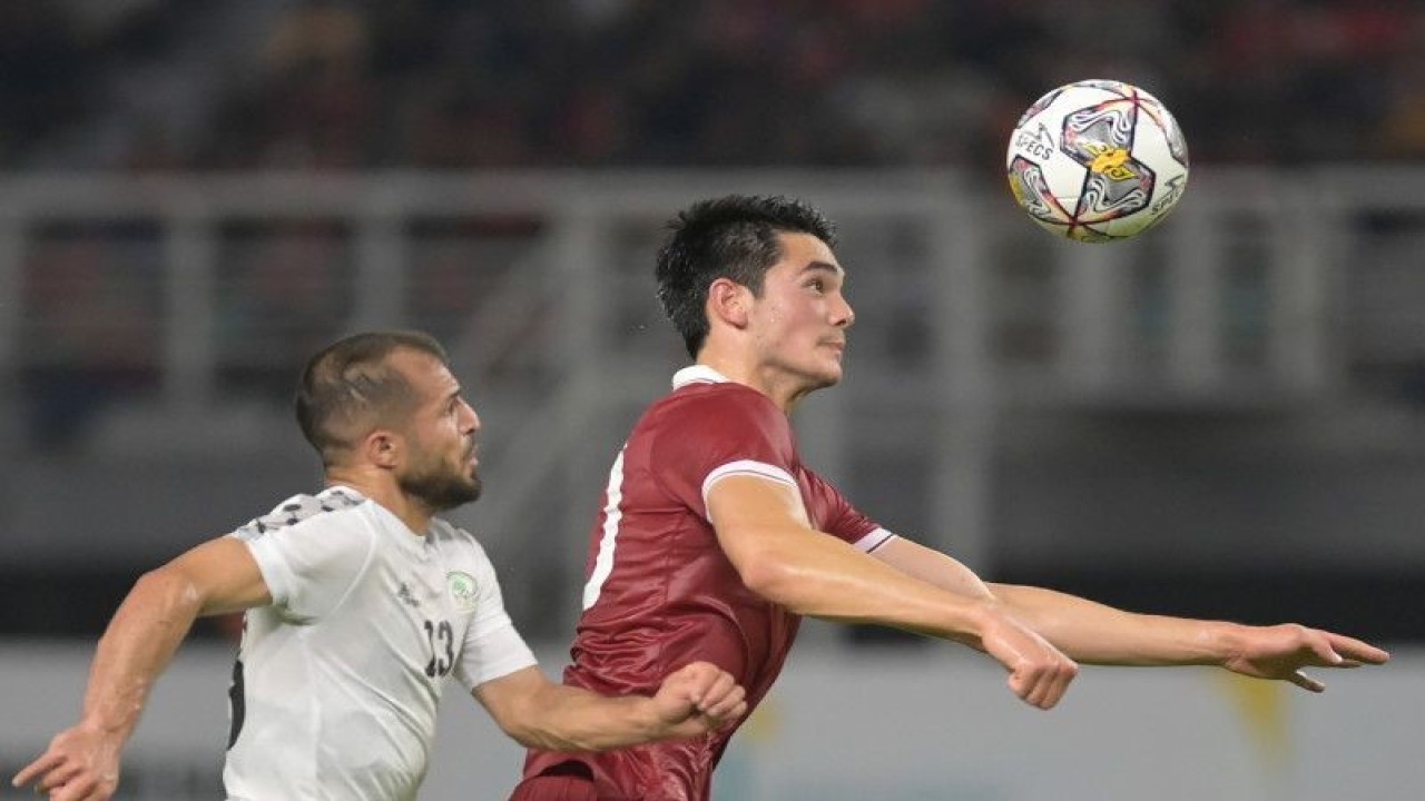 Pemain Timnas Indonesia Elkan Baggott (kanan) berebut bola dengan pemain Timnas Palestina Mahmoud Abu Warda (kiri) dalam pertandingan persahabatan FIFA Matchday di Stadion Gelora Bung Tomo, Surabaya, Jawa Timur, Kamis (14/6/2023). ANTARA FOTO/Zabur Karuru/hp. (ANTARA FOTO/ZABUR_KARURU)