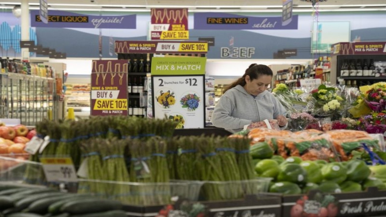 Foto Dokumen: Seorang pelanggan berbelanja di supermarket di San Mateo, California, Amerika Serikat, 12 April 2023. ANTARA/Xinhua/Li Jianguo