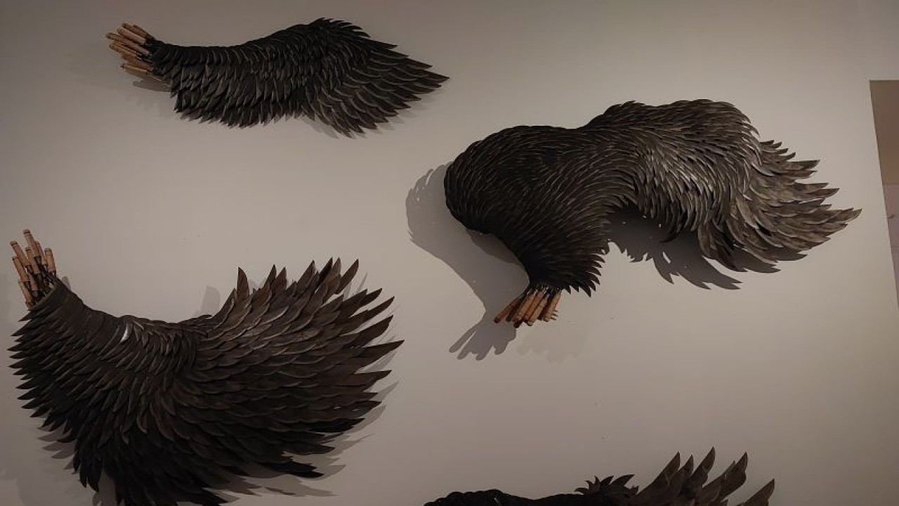 Instalasi Left Wing Project karya pasangan perupa Isabel dan Alfredo Aquilizan dalam pameran "Somewhere, Elsewhere, Nowhere" di Museum MACAN Jakarta, Kamis (22/06/2023) (ANTARA/Fitra Ashari)