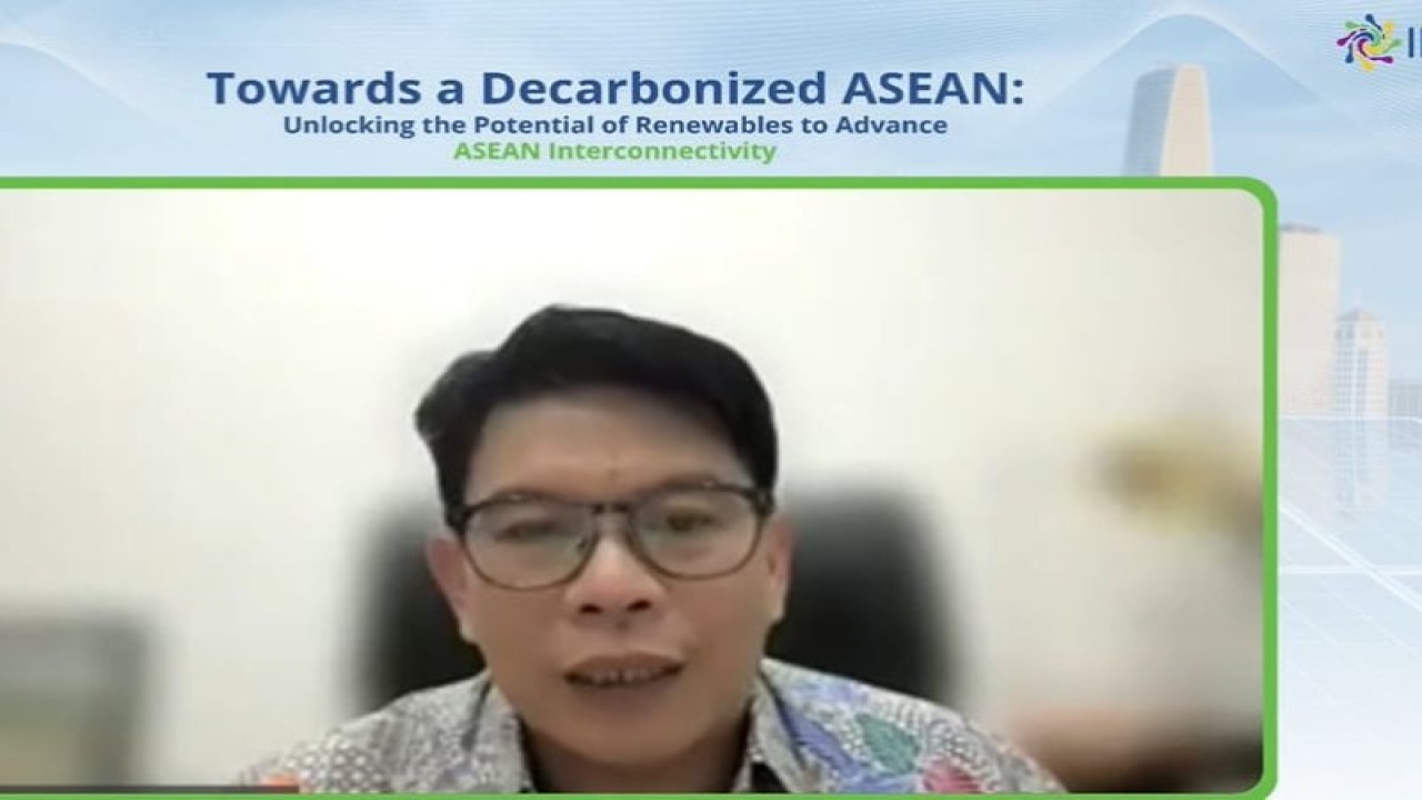 Direktur Eksekutif Institute for Essential Services Reform (IESR) Fabby Tumiwa saat webinar "Toward a Decarbonized ASEAN" pada Selasa (13/6/2023). ANTARA/HO-IESR
